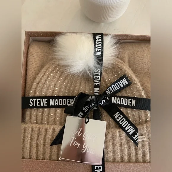 BRAND NEW Steve Madden beanie scarf set - Picture 3 of 9